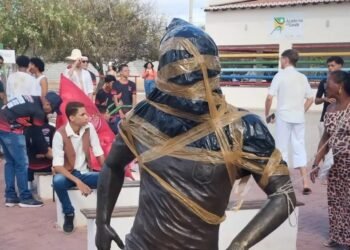 Estátua foi vandalizada por moradores - Foto: Reprodução | Redes Sociais