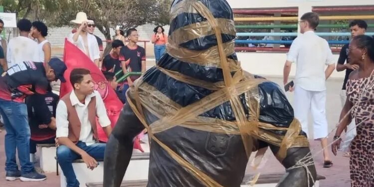 Estátua foi vandalizada por moradores - Foto: Reprodução | Redes Sociais