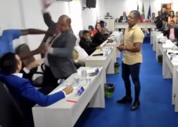 Briga foi iniciada durante o discurso de Loxa, que falou após crítica de Tenobio à base de Moema Gramacho (PT) na Casa - Foto: Reprodução | YouTube