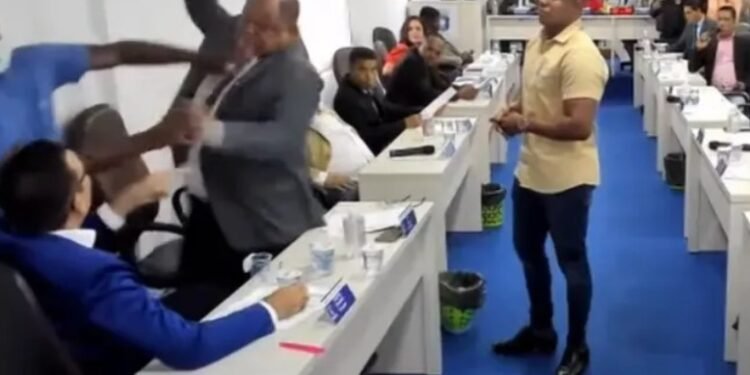 Briga foi iniciada durante o discurso de Loxa, que falou após crítica de Tenobio à base de Moema Gramacho (PT) na Casa - Foto: Reprodução | YouTube