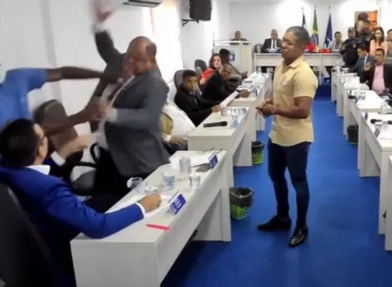 Briga foi iniciada durante o discurso de Loxa, que falou após crítica de Tenobio à base de Moema Gramacho (PT) na Casa - Foto: Reprodução | YouTube