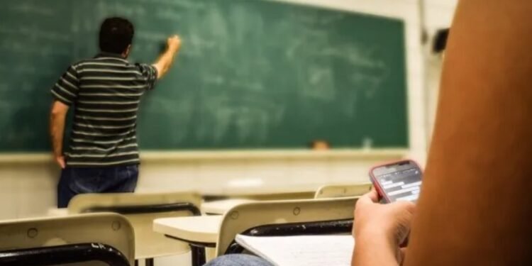 O texto indica que haverá apenas duas situações em que os alunos poderão usar os aparelhos - Foto: Giovanna Cornelio/Pixabay