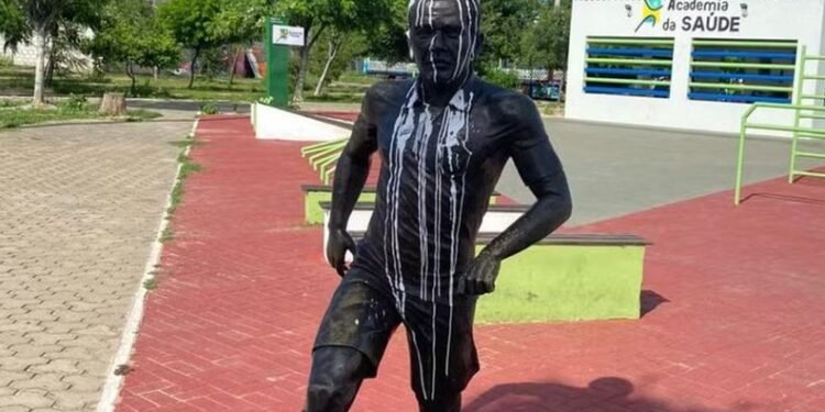 Moradores da terra natal de Daniel Alves seguem pedindo a retirada da estátua | Bnews - Divulgação Foto: Ronaldo Silva / TV São Francisco