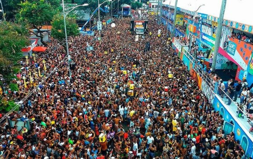 Multidão segue o trio no Campo Grande Crédito: Arquivo CORREIO