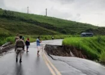 O tráfego, por enquanto, está em meia pist - Foto: Leitor | A Tarde