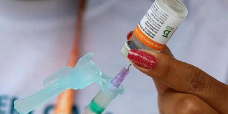 Bivalente para público geral fica disponível até esta terça-feira (6) Crédito: Fábio Rodrigues Pozzebom/Ag Brasil