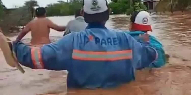 Imagens mostram moradores tentando atravessar uma faixa da rua completamente sob água - Foto: Reprodução | Twitter