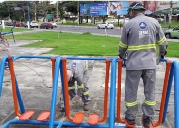 Equipamentos de academia ao ar livre são removidas no bairro do Imbuí, em Salvador — Foto: Divulgação