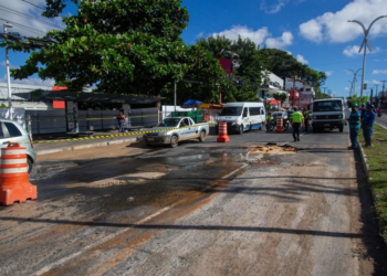 Tubulação da Embasa se rompe e abre cratera em Itapuã