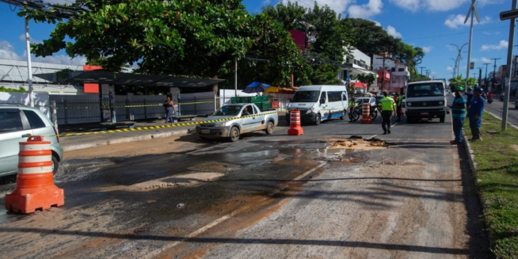 Tubulação da Embasa se rompe e abre cratera em Itapuã