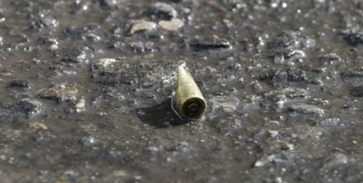 Ataque deixou cápsulas e manchas de sangue no chão Crédito: Ana Lúcia Albuquerque/CORREIO