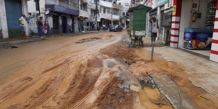 Rompimento de tubulação na Santa Cruz Crédito: Ana Albuquerque/CORREIO
