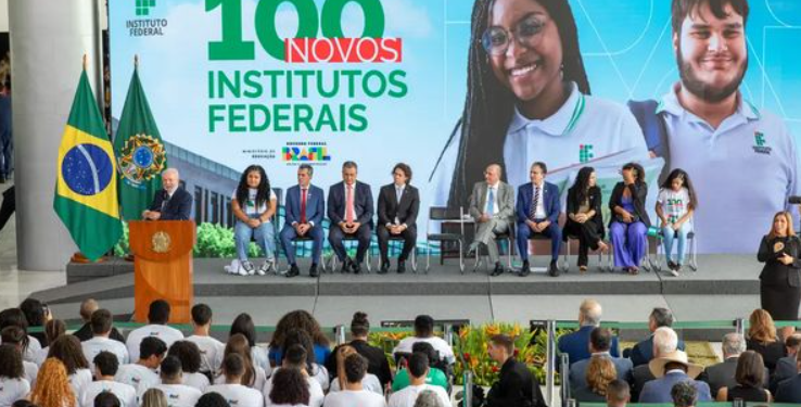 Presidente Luis Inácio Lula da Silva, acompanhado do ministro da Educação Camilo Santana e do vice-presidente, Geraldo Alckmin, durante solenidade de anúncio de 100 novos Institutos Federais Crédito: Fabio Rodrigues-Pozzebom/ Agência Brasil