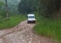 Van de transporte de prtofessores não conseguiu subir rua sem calçamento tomada pela lama. - Foto: Reprodução