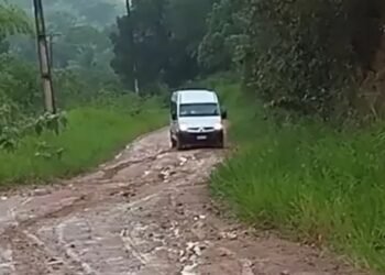 Van de transporte de prtofessores não conseguiu subir rua sem calçamento tomada pela lama. - Foto: Reprodução