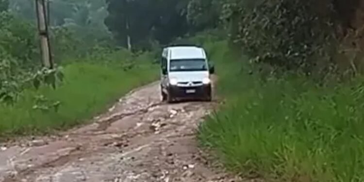 Van de transporte de prtofessores não conseguiu subir rua sem calçamento tomada pela lama. - Foto: Reprodução