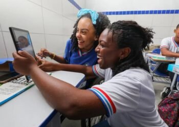 Os aplicativos pedagógicos instalados nos tablets atendem os diferentes eixos do conhecimento - Foto: Amanda Chung
