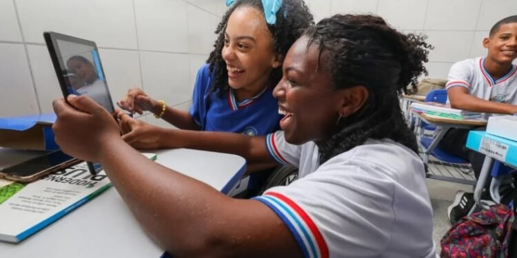 Os aplicativos pedagógicos instalados nos tablets atendem os diferentes eixos do conhecimento - Foto: Amanda Chung