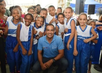 Bruno Reis e estudantes Crédito: Betto Jr. / Secom PMS