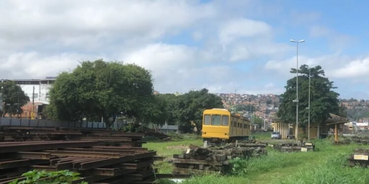 Madeiras espalhadas ao lado de trens antigos no bairro de Periperi — Foto: João Souza/g1 BA