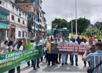 Protesto de rodoviários na entrada da Estação da Lapa Crédito: Gil Santos/CORREIO