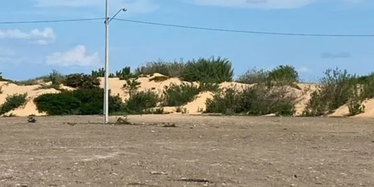 Prefeitura de Casa Nova segue ampliando a área do estacionamento construído em terreno privado. - Foto: Reprodução