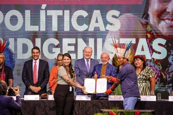 Lula assina decreto de homologação da terra indígena baiana Aldeia Velha Crédito: Lohana Chaves/Funai