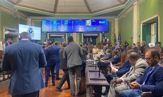 Apesar da contrariedade da bancada de oposição, a proposição foi aprovada com 30 votos da base governista e 9 contrários - Foto: Gabriela Araújo / Ag. A TARDE