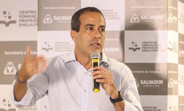 Prefeito Bruno Reis durante entrega de dispositivo de tecnologia assistiva a professores e alunos cegos da Rede Municipal - Foto: Rafaela Araújo/ Ag. A Tarde