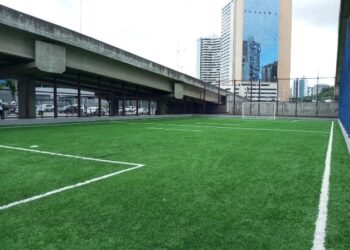 Campo foi construído em estação do BRT Crédito: Gil Santos/CORREIO