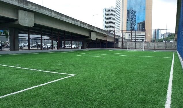 Campo foi construído em estação do BRT Crédito: Gil Santos/CORREIO