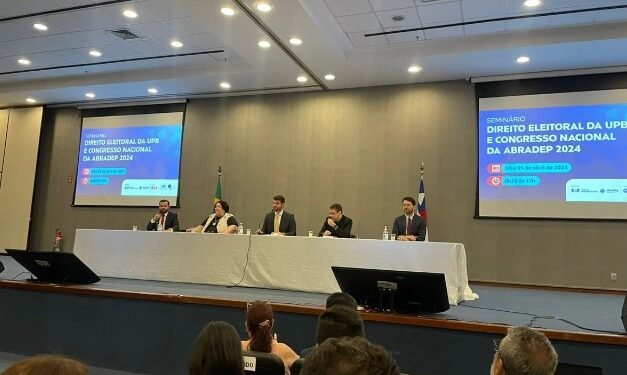 Mesa foi composta por advogados e membros da ABRADEP, como Neomar Filho, Wesley Araújo, Roosevelt Arraes, Jaime Barreiros Neto e Tâmara Medina - Foto: Flávia Requião / Ag. A TARDE