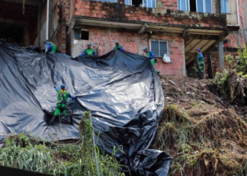 Limpurb reforça instalação de lonas em áreas de risco de Salvador no período das chuvas Crédito: Bruno Concha / Secom PMS