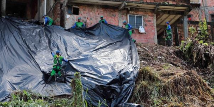Limpurb reforça instalação de lonas em áreas de risco de Salvador no período das chuvas Crédito: Bruno Concha / Secom PMS