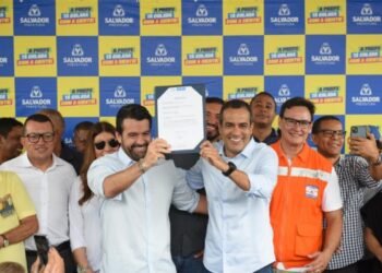 Prefeito exibe documento assinado Crédito: Betto Jr. / Secom PMS