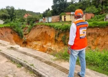 Cratera provoca interdição de mais de 35 casas em Candeias, na Bahia. Foto: Defesa Civil de Candeias