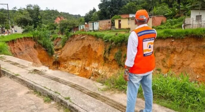 Cratera provoca interdição de mais de 35 casas em Candeias, na Bahia. Foto: Defesa Civil de Candeias