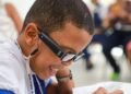 Aluno com óculos digital Crédito: Bruno Concha/Secom PMS