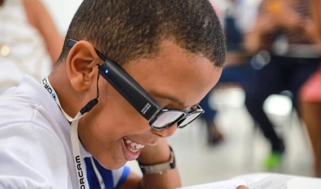 Aluno com óculos digital Crédito: Bruno Concha/Secom PMS