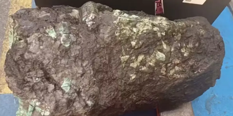 Receita Federal leiloou pedra preciosa de matriz preta com esmeraldas verde encontrada na Bahia. Foto: Divulgação/Receita Federal