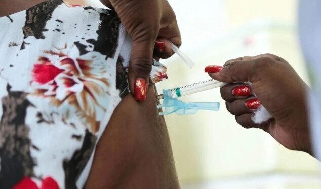 Salvador retoma vacinação contra a dengue e amplia público eletivo para a gripe nesta quinta-feira (2) Crédito: Bruno Concha/ Secom PMS