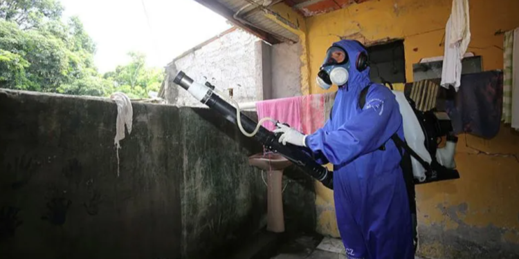 Ação de combate ao mosquito transmissor - Foto: Olga Leiria / Ag. A TARDE