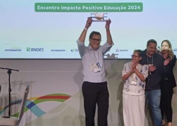 Legenda da foto- Roberto Franco, secretário de Educação de Cachoeira, recebe o prêmio