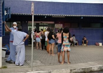 Hoje adultos e crianças esperam juntos Crédito: Paula Fróes/ CORREIO