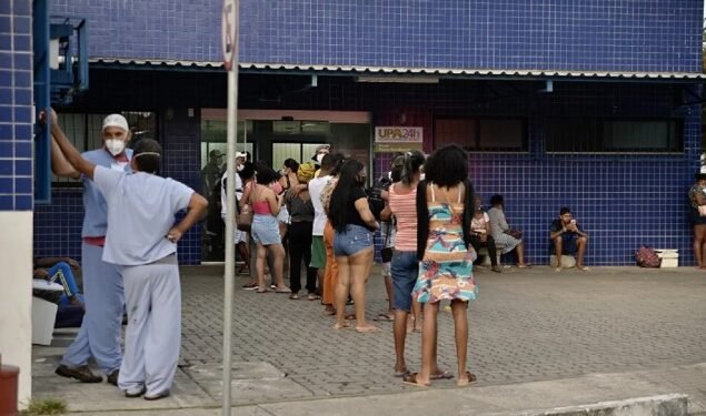 Hoje adultos e crianças esperam juntos Crédito: Paula Fróes/ CORREIO