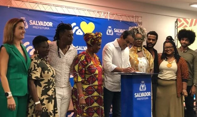 Assinatura aconteceu durante o lançamento do Rolê Afro – Guia de Afroturismo de Salvador - Foto: Flávia Barreto / Ag. A TARDE
