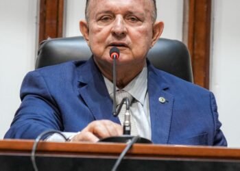 Adolfo Menezes ajuíza queixa-crime contra prefeito de Brumado