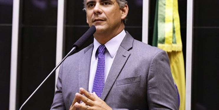 ‘Quer trocar murro, chame para um octógono’, diz deputado