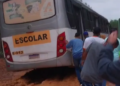 Estudantes são flagrados empurrando ônibus escolar