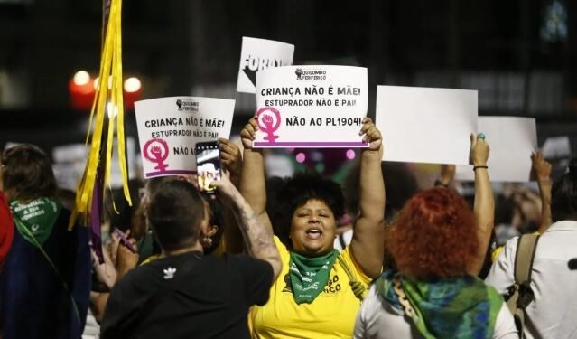 Manifestantes vão às ruas contra PL que equipara aborto a homicídio